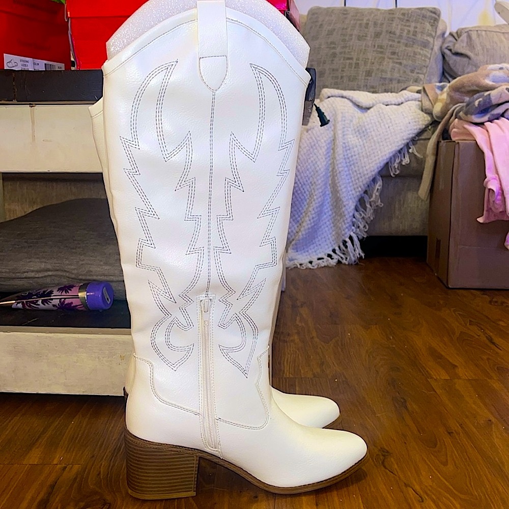 🆕🤍DIRTY LAUNDRY: Cowgirl Boots SIZE 8.5